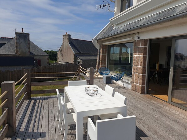 تناول الطعام بالخارج