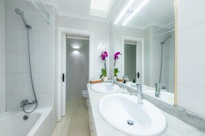Bathtub, hair dryer, towels - Chalet 'Dolce Vita' close to the Sea with Garden & Wi-Fi (Alcudia)