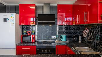 Refrigerador, microondas, horno, placa de cocina