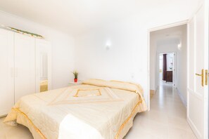 3 slaapkamers, een strijkplank/strijkijzer, gratis wifi, beddengoed