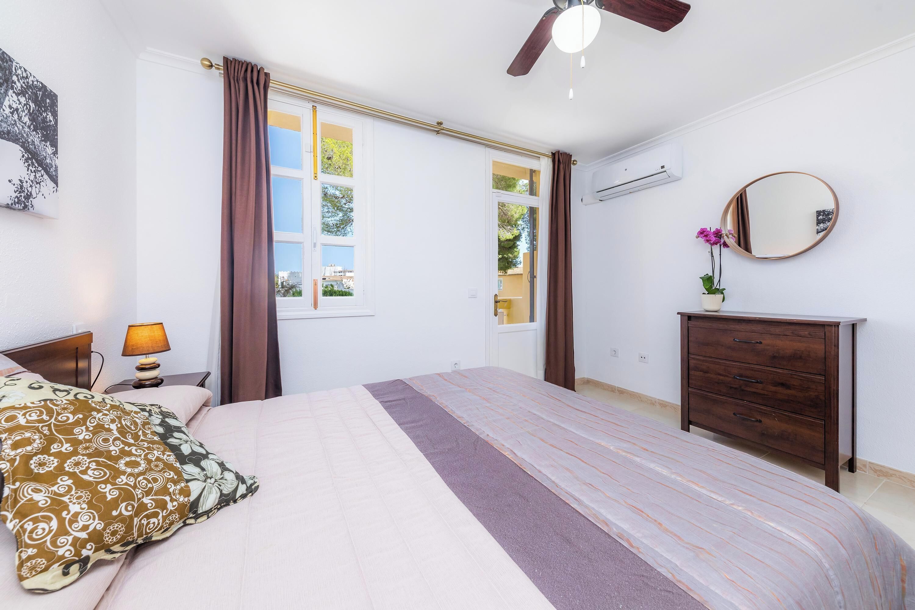 3 slaapkamers, een strijkplank/strijkijzer, gratis wifi, beddengoed