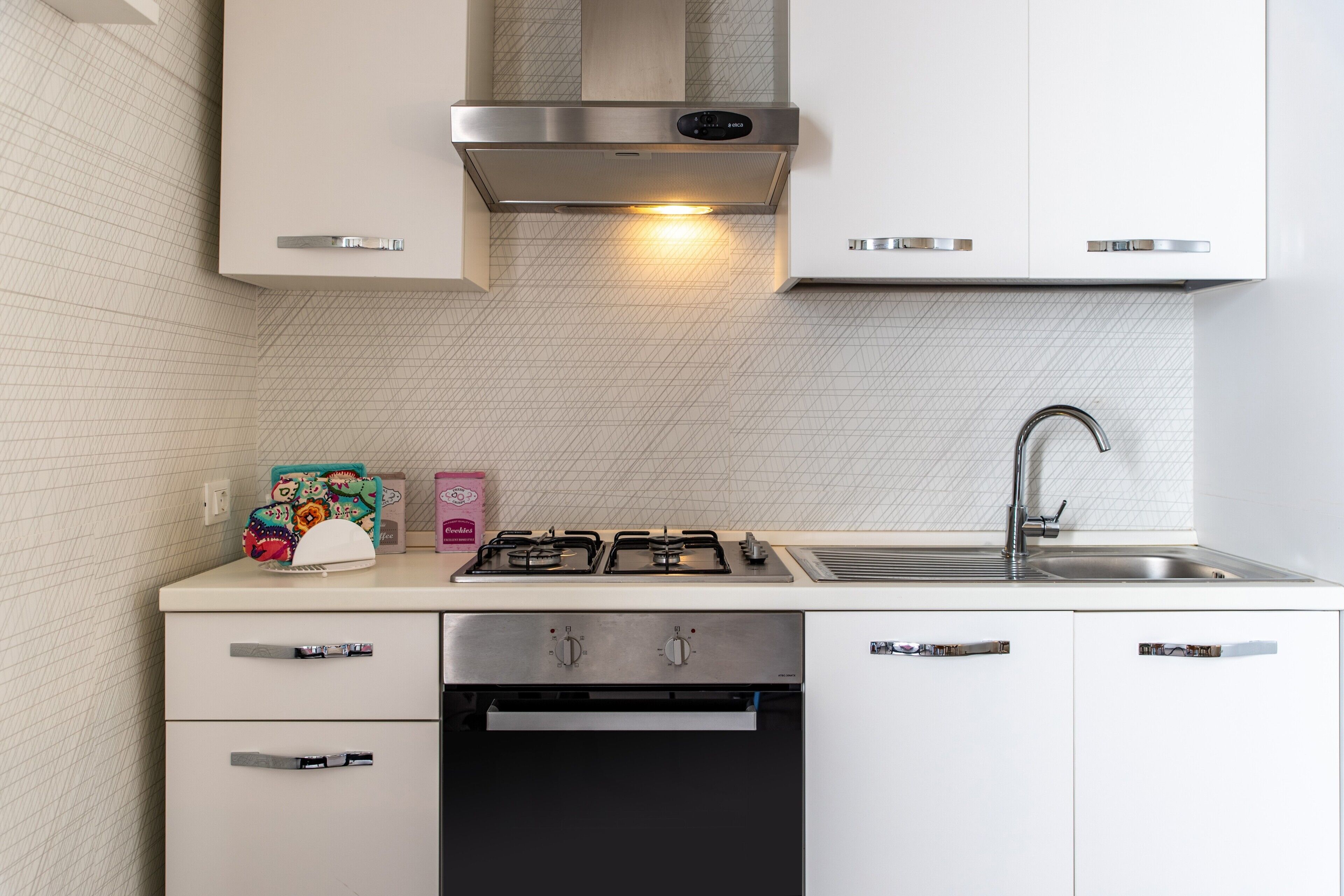 Fridge, oven, stovetop, coffee/tea maker