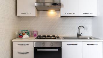 Fridge, oven, stovetop, coffee/tea maker