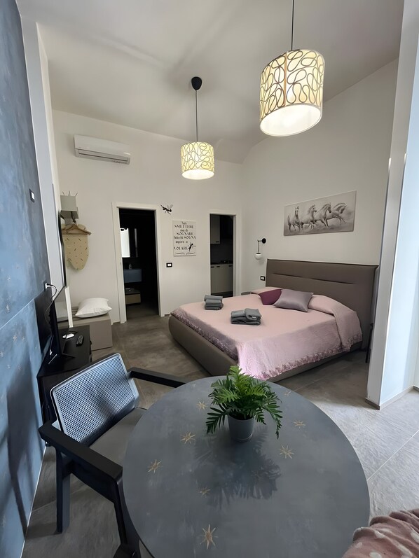 3 slaapkamers, een strijkplank/strijkijzer, gratis wifi, beddengoed