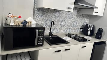 KĂŒhlschrank, Ofen, Herdplatte, Wasserkocher mit Kaffee-/Teezubehör