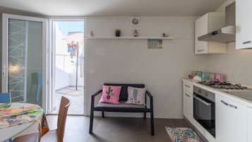 Fridge, oven, stovetop, coffee/tea maker