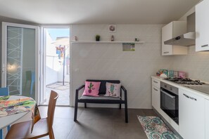 Fridge, oven, stovetop, coffee/tea maker - Holiday Home "La Dimora della Luna" with Sea View, Terrace & Wi-Fi (Pozzallo)