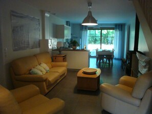 TV, foosball, table tennis - Historic Farm Cottage 1713, near Dunkirk beaches (Quaëdypre)