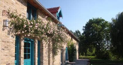 Gßte de Charme avec Jardin, Equipé pour Familles et Bébés, à 15km de Dunkerque et 3km de Bergues