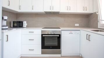 Een koelkast, een magnetron, een oven, een kookplaat
