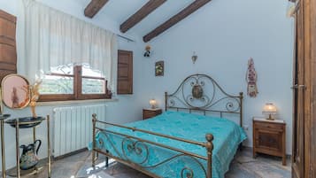 5 bedrooms, iron/ironing board, free WiFi, bed sheets