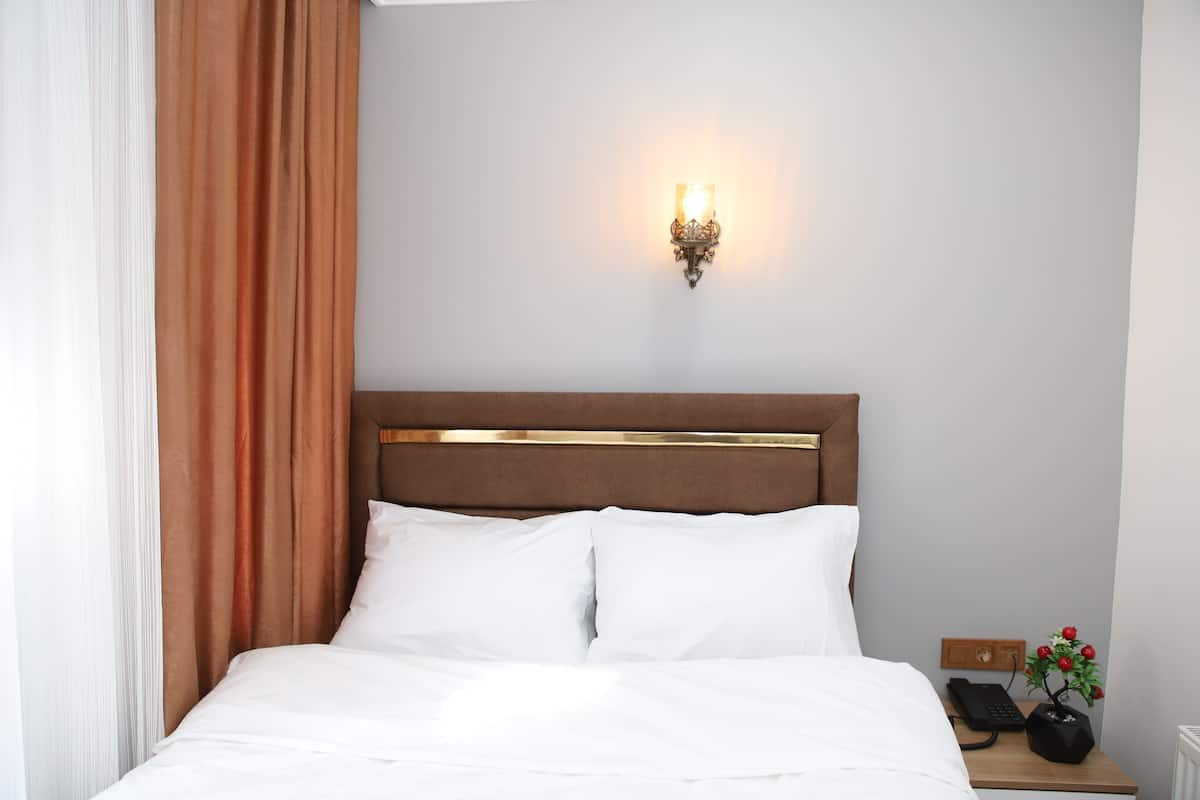 Economy Double Room, 1 Queen Bed, Non Smoking | Premium bedding, down comforters, soundproofing, free WiFi