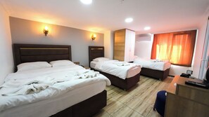 Economy vierpersoonskamer, 1 slaapkamer | Luxe beddengoed, donsdekens, geluiddichte muren, gratis wifi