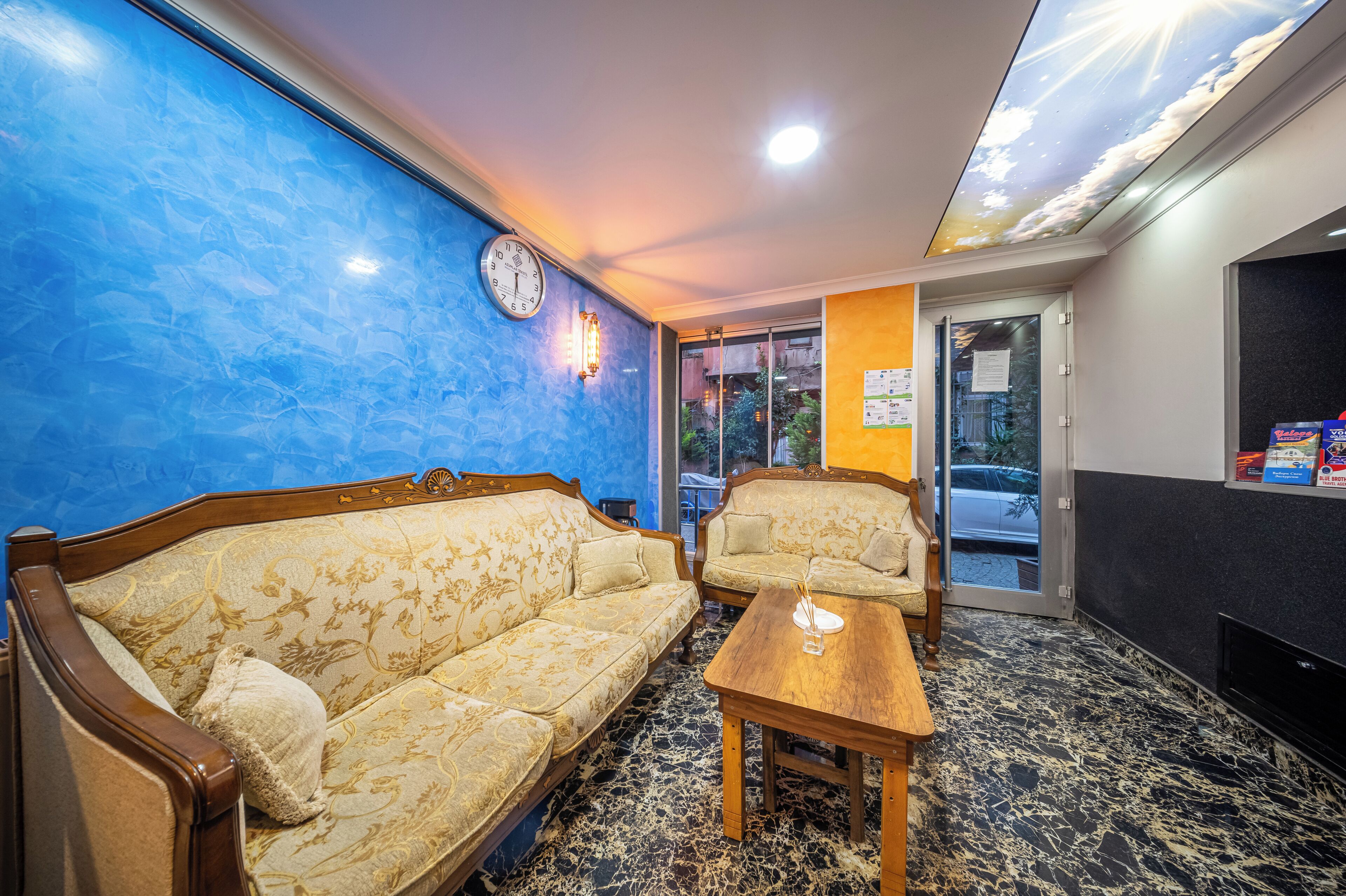 ฝ่ายต้อนรับ