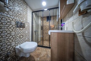 Economy Quadruple Room, 1 Bedroom | Bathroom - Laos Otel (Istanbul)