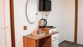 Habitación cuádruple económica, 1 habitación | Área de sala de estar | Televisión de pantalla plana de 86 cm con canales vía satélite