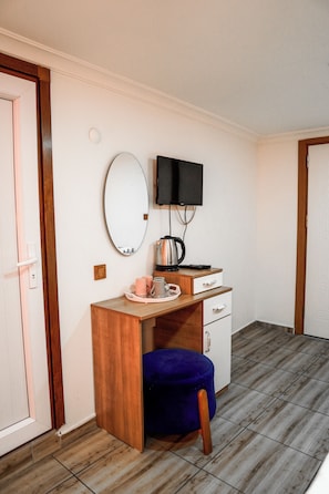 Chambre Quadruple Économique, 1 chambre | Coin séjour | Télévision à écran plat de 86 cm avec chaînes par satellite, télévision