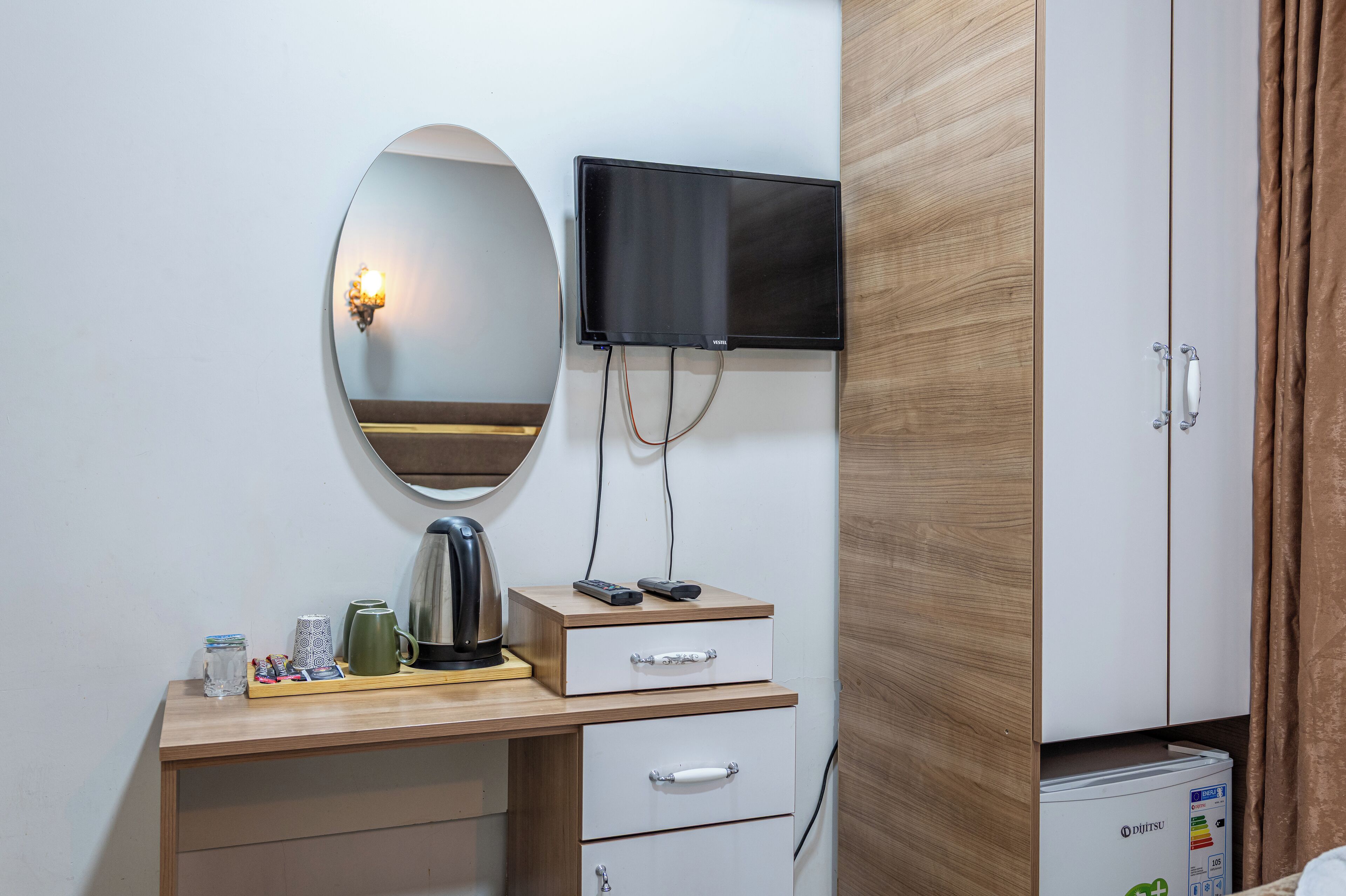 Økonomi-dobbeltrom, 1 dobbeltseng, ikke-røyk | Oppholdsområde | En 86-centimeters Flatskjerm-TV med Parabol-TV samt TV