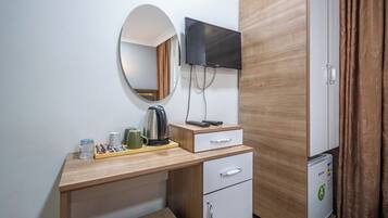 Habitación doble económica, 1 cama matrimonial, para no fumadores | Ropa de cama de alta calidad, edredón, insonorización y wifi gratis