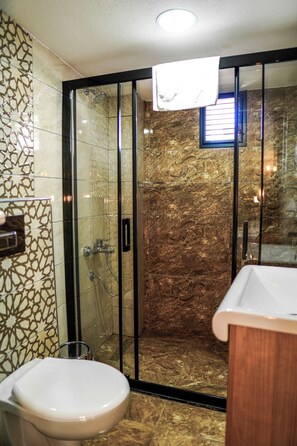 Economy vierpersoonskamer, 1 slaapkamer | Badkamer | Een douche, een haardroger, pantoffels, handdoeken