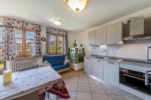 ثلاجة، ميكروويف، فرن، موقد طهي مسطح