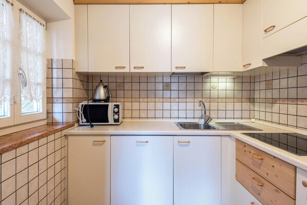 Kühlschrank, Mikrowelle, Herdplatte, Geschirrspüler