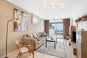 TV, tavolo da ping pong