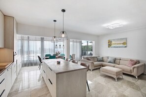 TV, tavolo da ping pong