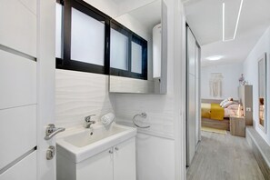 Chuveiro, secador de cabelo, toalhas de banho 