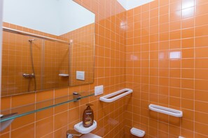 Dusche, kostenlose Toilettenartikel, Haartrockner, Handtücher