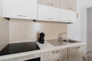 Réfrigérateur, four à micro-ondes, un four, surface de cuisson
