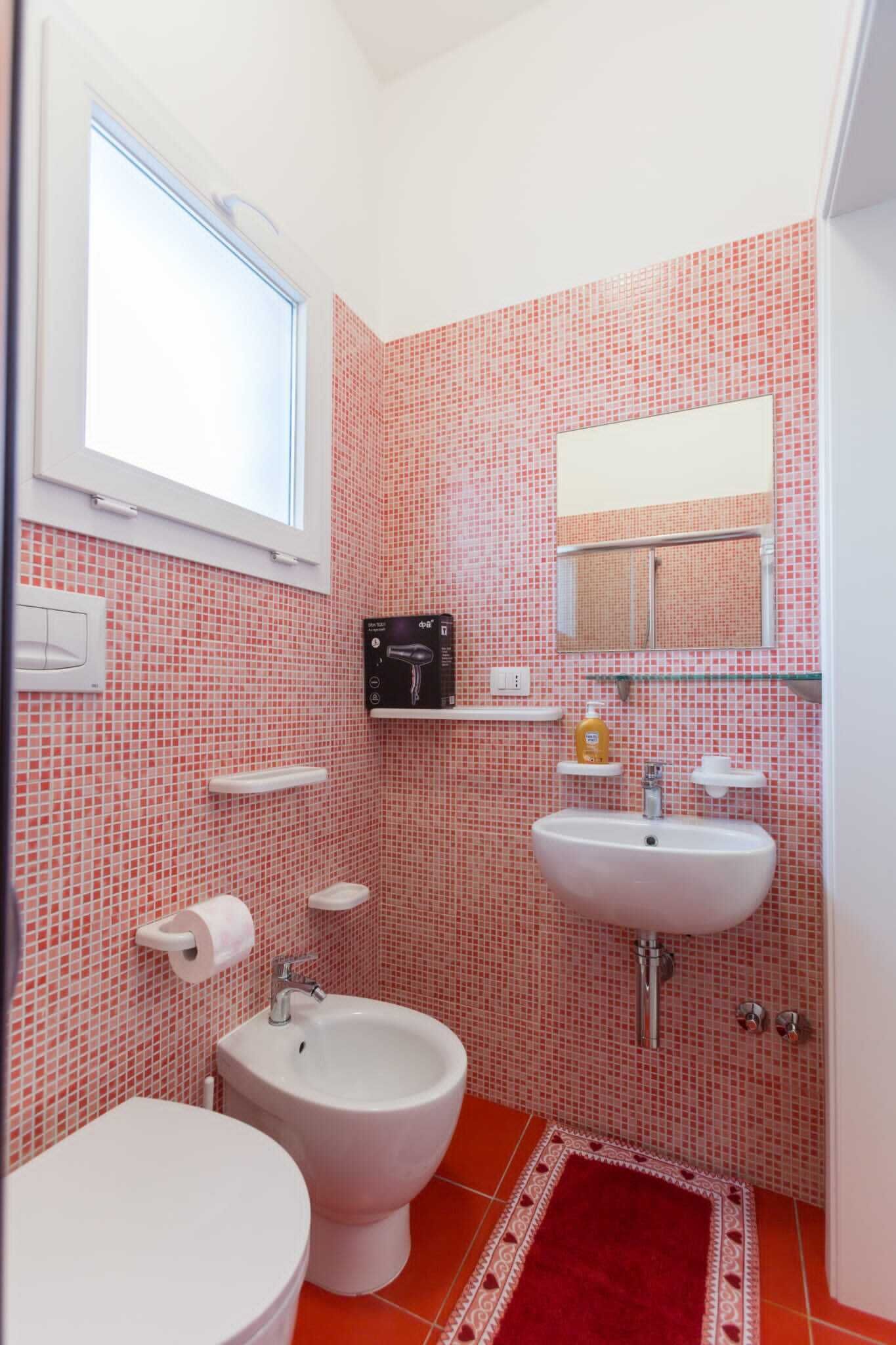 Een douche, gratis toiletartikelen, een haardroger, handdoeken