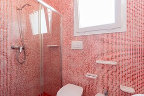 Regadera, amenidades de baño gratuitas, secadora de cabello, toallas 