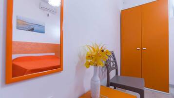 2 slaapkamers, een bureau, een strijkplank/strijkijzer, gratis wifi