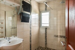 Shower, hair dryer, towels - Holiday Home 'Villa Mimosas Le Verdon sur Mer' with Garden, Terrace & Wi-Fi (Le Verdon-sur-Mer)