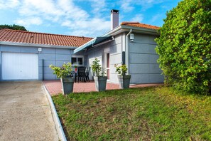 Exterior - Holiday Home 'Villa Mimosas Le Verdon sur Mer' with Garden, Terrace & Wi-Fi (Le Verdon-sur-Mer)