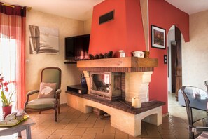 Interior - Holiday Home 'Villa Mimosas Le Verdon sur Mer' with Garden, Terrace & Wi-Fi (Le Verdon-sur-Mer)