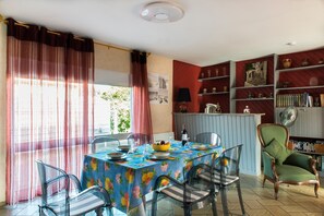 Dining - Holiday Home 'Villa Mimosas Le Verdon sur Mer' with Garden, Terrace & Wi-Fi (Le Verdon-sur-Mer)