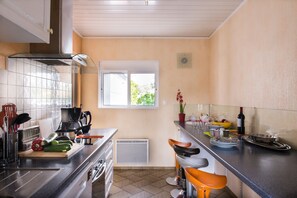 Fridge, microwave, oven, stovetop - Holiday Home 'Villa Mimosas Le Verdon sur Mer' with Garden, Terrace & Wi-Fi (Le Verdon-sur-Mer)