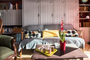 TV, fireplace - Holiday Home 'Villa Mimosas Le Verdon sur Mer' with Garden, Terrace & Wi-Fi (Le Verdon-sur-Mer)