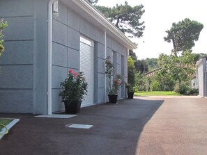 Property grounds - Holiday Home 'Villa Mimosas Le Verdon sur Mer' with Garden, Terrace & Wi-Fi (Le Verdon-sur-Mer)