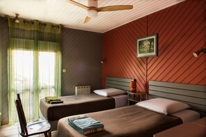 2 bedrooms, iron/ironing board, free WiFi, bed sheets - Holiday Home 'Villa Mimosas Le Verdon sur Mer' with Garden, Terrace & Wi-Fi (Le Verdon-sur-Mer)