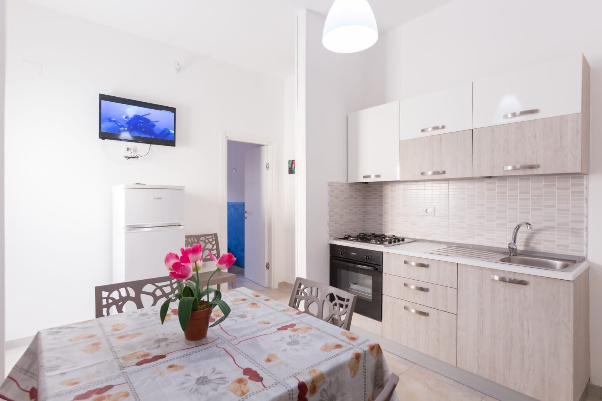 Jääkaappi, mikroaaltouuni, uuni, liesi