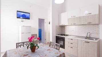 Jääkaappi, mikroaaltouuni, uuni, liesi