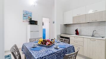 Frigorifero, microonde, forno, piano cottura