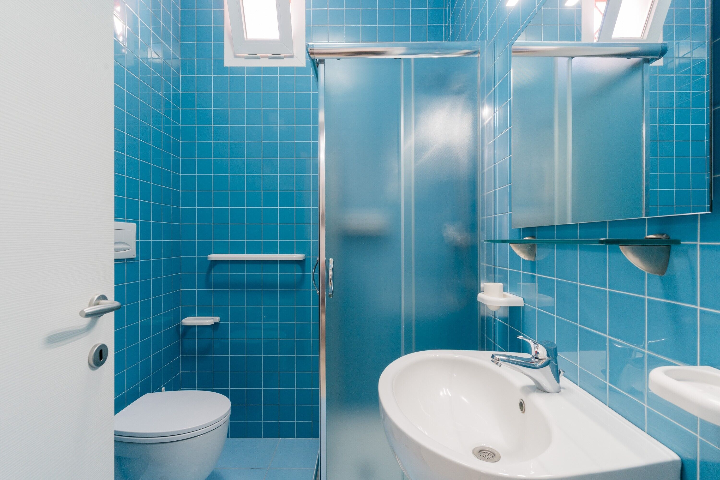 Dusche, kostenlose Toilettenartikel, Haartrockner, Handtücher