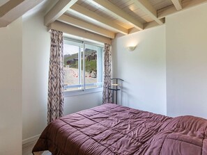 2 bedrooms, WiFi - Ski-In/Ski-Out Duplex, South-Facing Balcony, Sleeps 8, Parking, 2 Bed, 2 Bath (La Mongie)