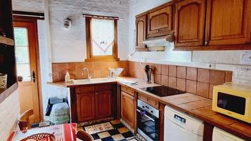 KylskÄp, mikrovÄgsugn, diskmaskin och kaffe- och tebryggare