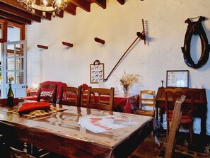 Dining - Family Cottage in 1713 Farm, Private Garden and Games (Quaëdypre)