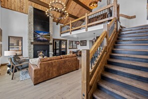 Smart TV, caminetto, impianto stereo